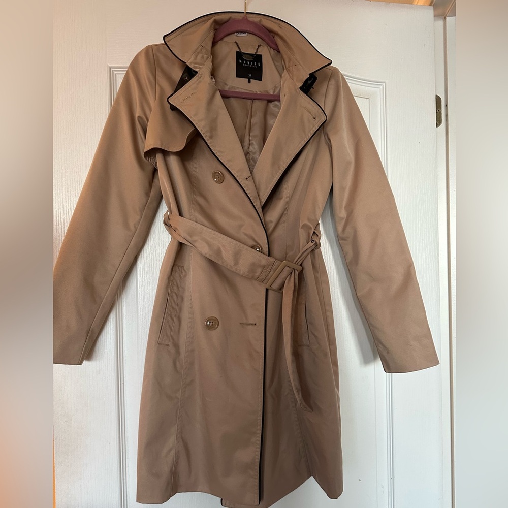 Very elegant trench coat , I wore it last spring and fall , in a good condition!